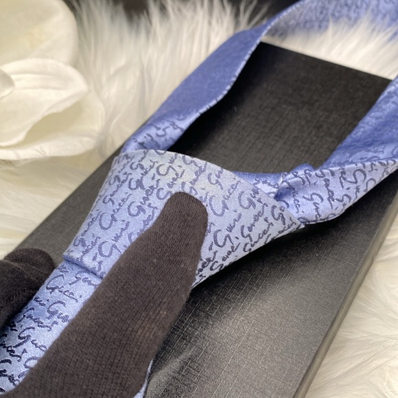 GUCCI SILK TIE 100% silk, GUCCI LOGO throughout, New Unbranded Tie Box ! - Picture 11 of 12